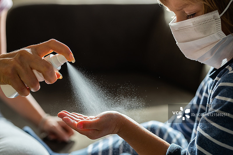 在疫情期间，手部消毒至关重要图片素材