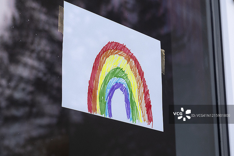 疫情封锁期间，窗户上展示的儿童彩虹画，象征着希望图片素材