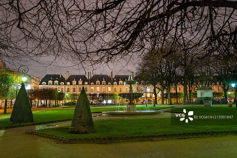 巴黎孚日广场，夜晚图片素材