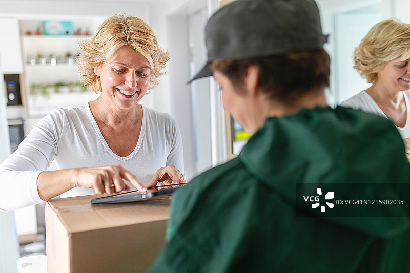 中年女人疫情期间签收快递图片素材