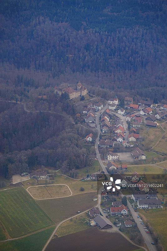 从空中俯瞰瑞士基堡城堡和村庄图片素材
