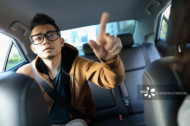 快乐的男人在车里和司机聊天图片素材