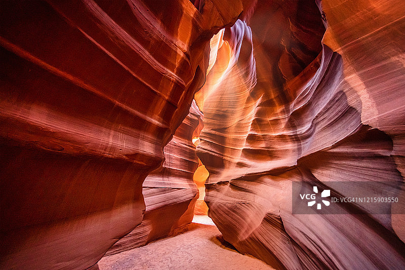 亚利桑那州羚羊峡谷内的电影感光线图片素材