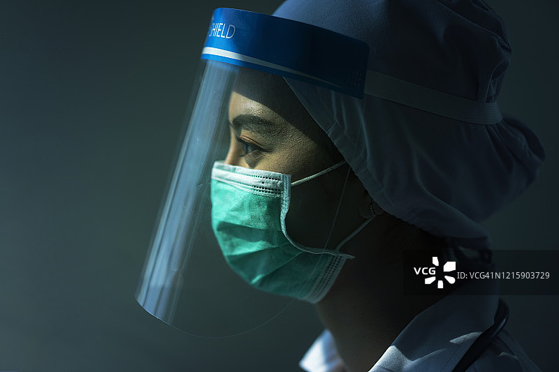 疫情期间穿防护服的医生压力大图片素材