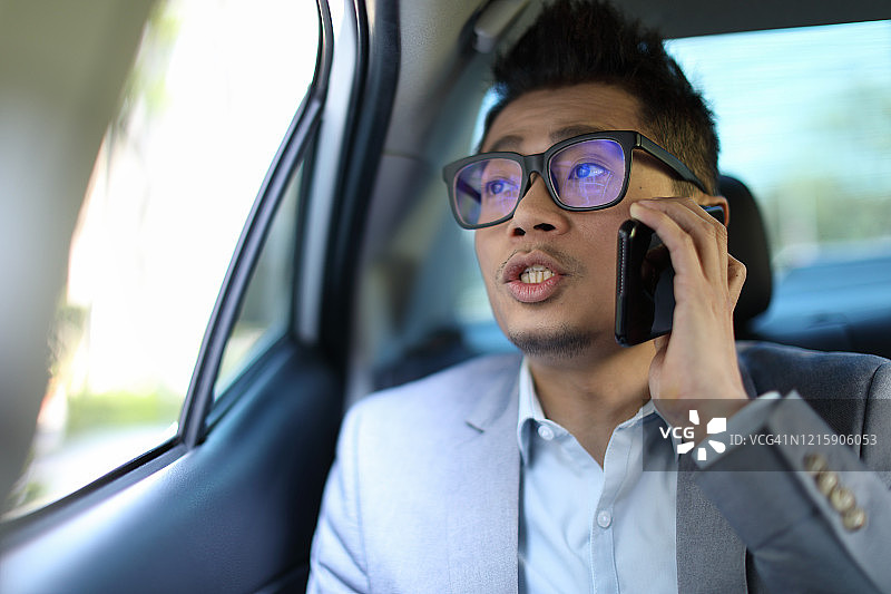 男人在车内使用智能手机图片素材