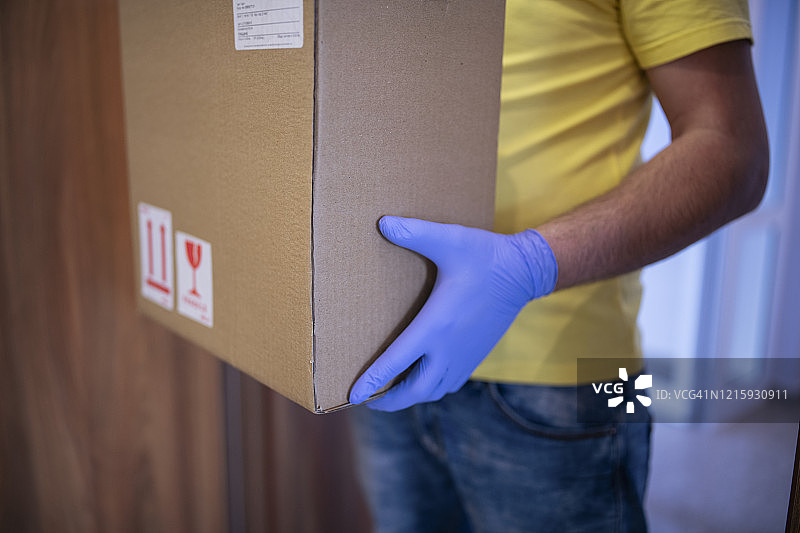 疫情期间男子派送包裹图片素材