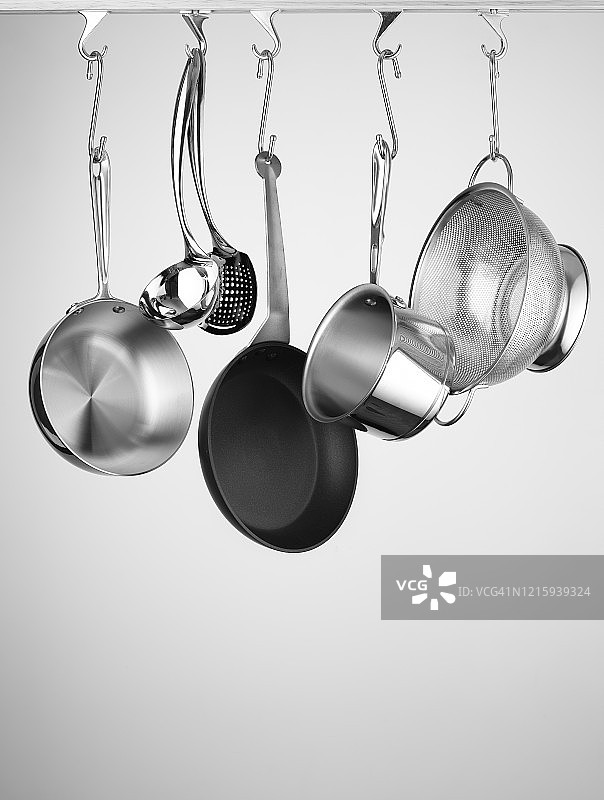 悬挂在挂钩上的平底锅图片素材