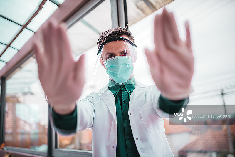 用面罩进行医疗病毒防护图片素材