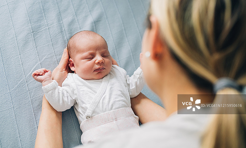 在母亲手中的新生儿图片素材