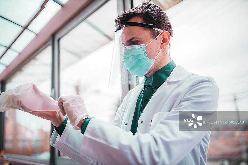 用面罩进行医疗病毒防护图片素材