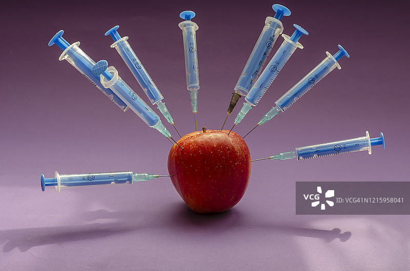 医用注射器和苹果图片素材