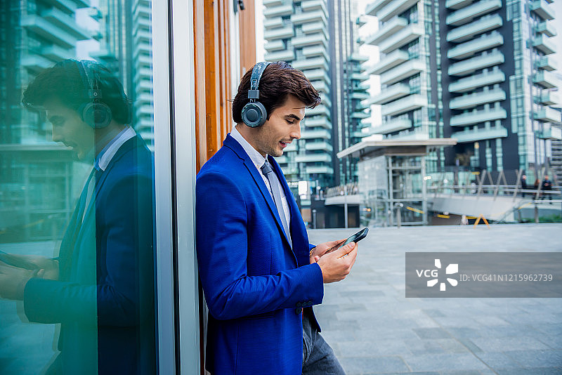 站在街道上的英俊商人图片素材