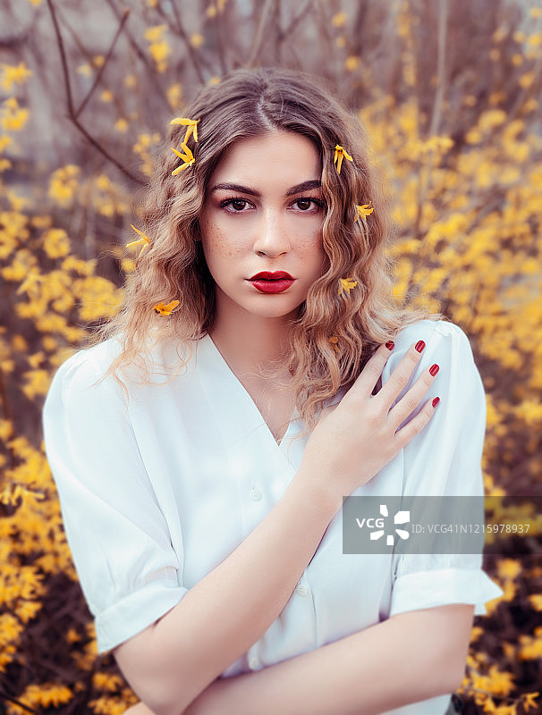 花树旁的年轻女人图片素材