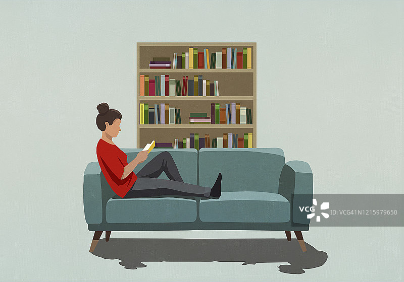 女人在沙发上看书图片素材
