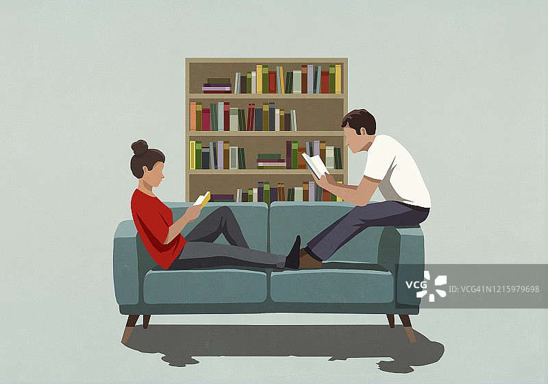 情侣在家中沙发上读书图片素材