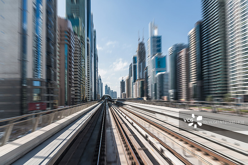 乘坐迪拜地铁穿过市中心图片素材