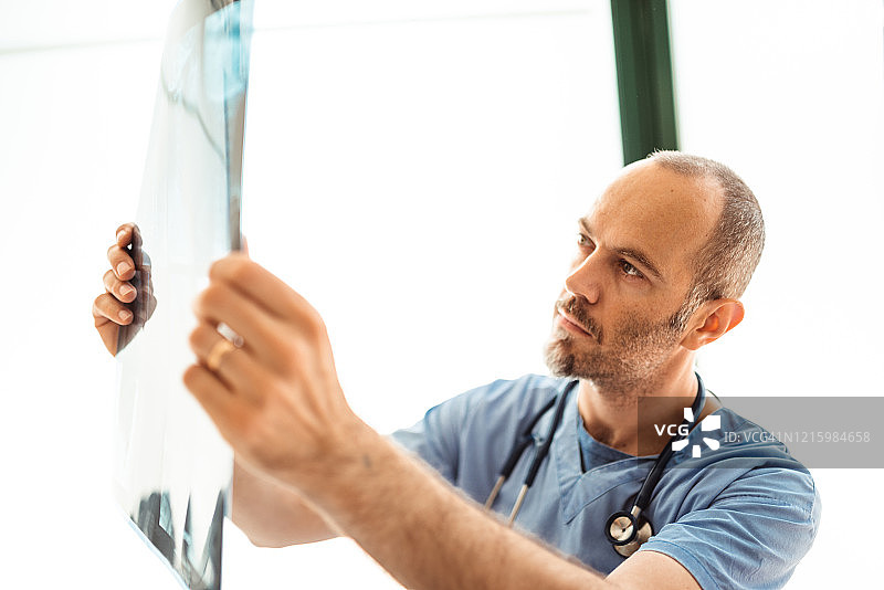 医生在医院检查肺炎X光片图片素材