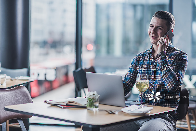 在餐厅工作的商人图片素材