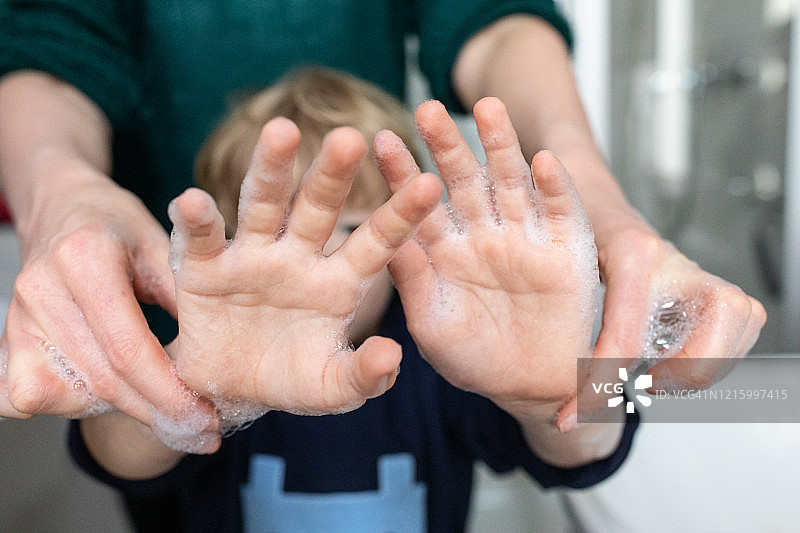 母子一起洗手预防冠状病毒图片素材