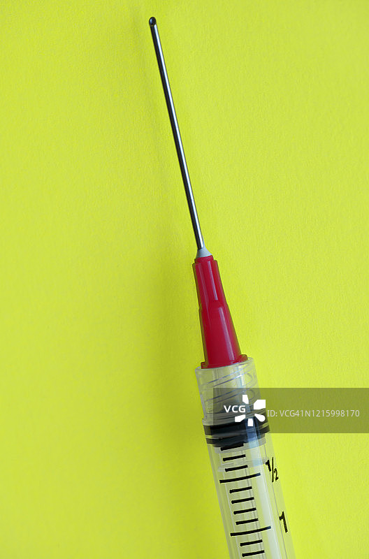 竖版照片：带钝头填充针的注射器，不用于皮肤注射图片素材