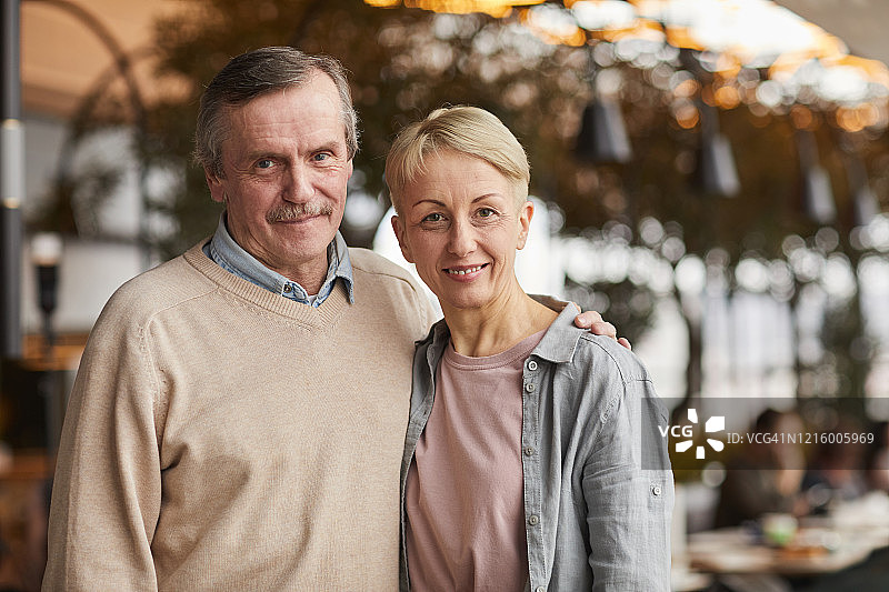 快乐成熟的情侣图片素材