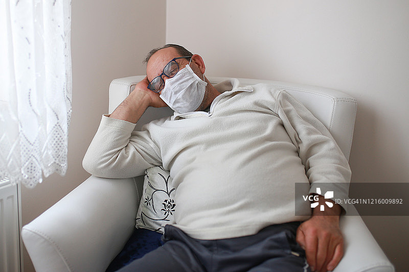 因新冠病毒而无法出门，戴着口罩的老人图片素材