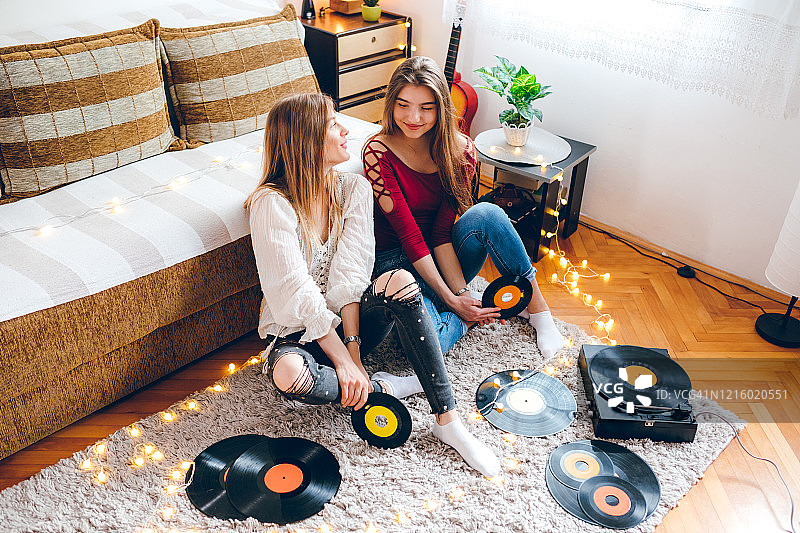 听老唱片的年轻少女们图片素材