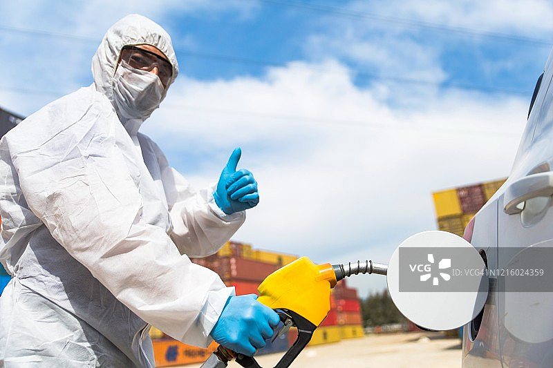加油站工人在加油站给汽车加油图片素材