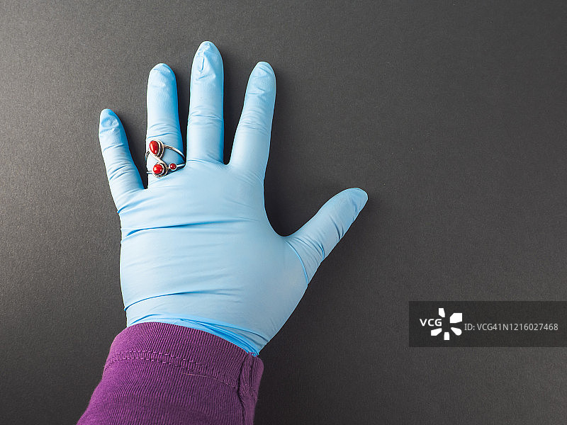 戴着丁腈防护手套和戒指的男人图片素材