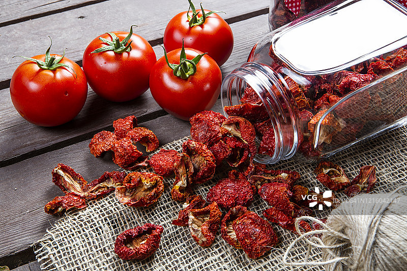 新鲜番茄和阳光晒干的有机番茄图片素材