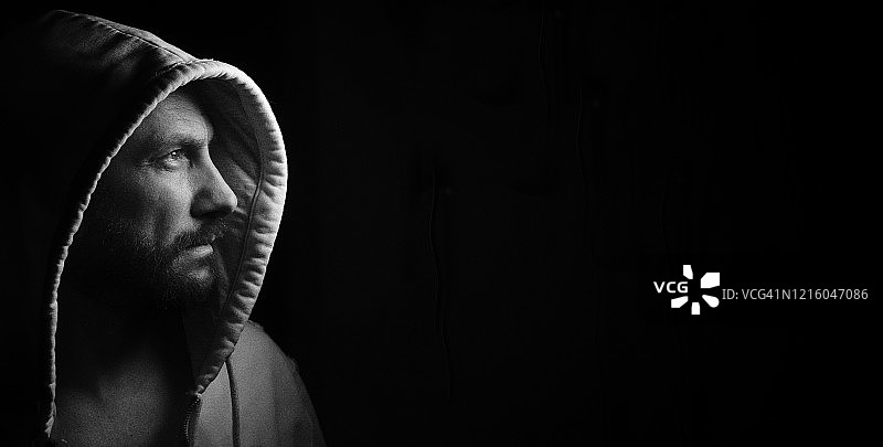 隔离期间黑色背景下的孤独男人肖像图片素材