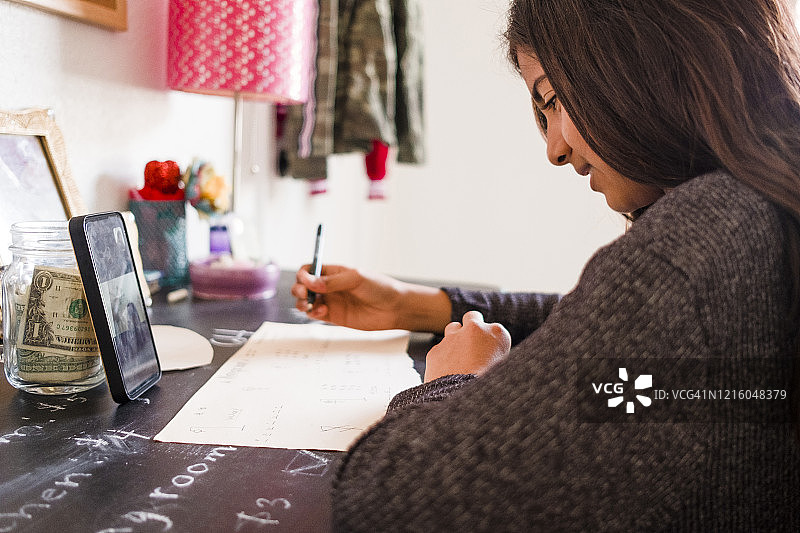 在卧室里进行视频通话的女孩图片素材