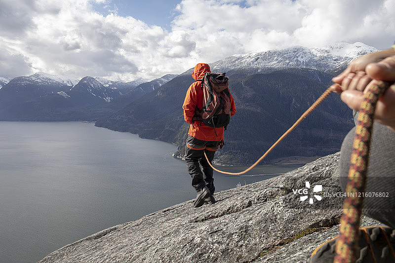 登山者沿山脊行走，朋友保护图片素材