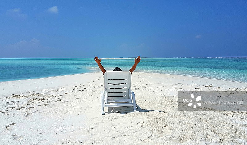 在马尔代夫沙滩上晒日光浴的女性图片素材