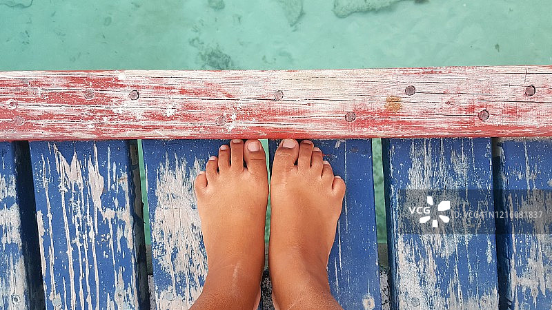 赤脚站在桥边的人图片素材