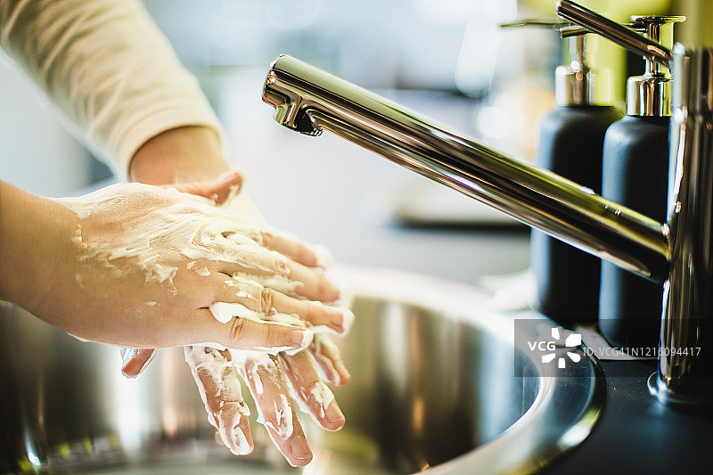 在水槽用肥皂洗手图片素材