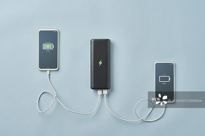 智能手机连接充电宝图片素材