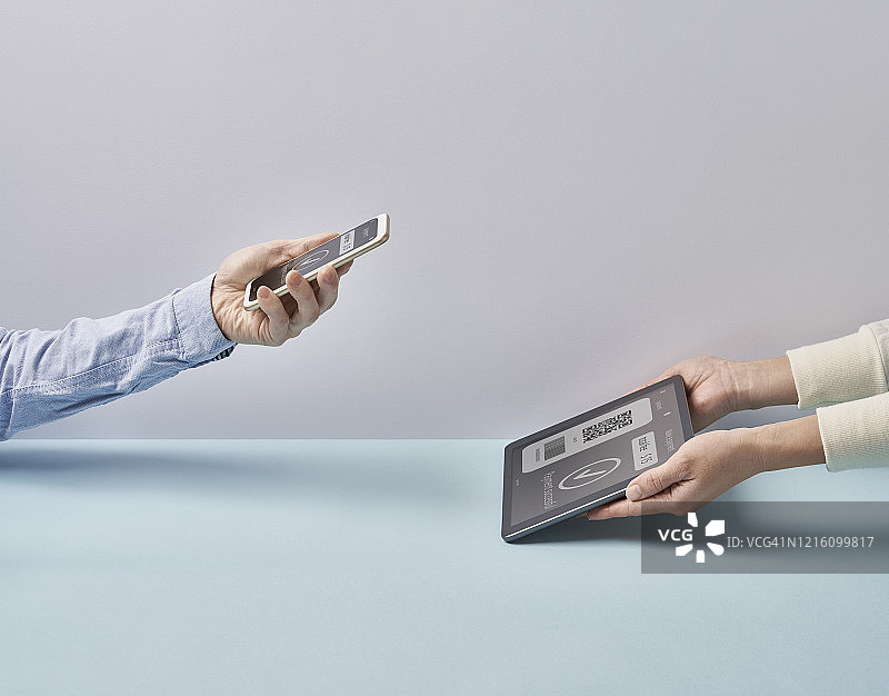 使用智能手机和平板电脑进行非接触式支付图片素材