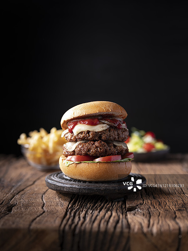 纯素双层芝士汉堡配薯条和沙拉图片素材