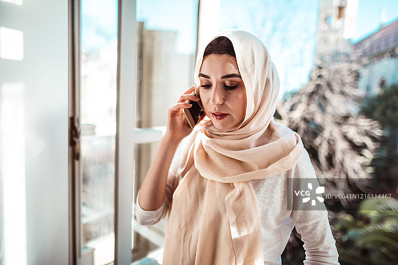 打电话的阿拉伯妇女图片素材