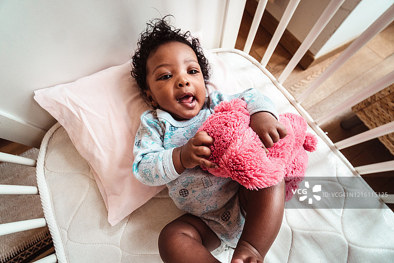 在婴儿床里的小女孩图片素材