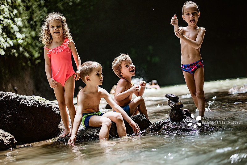 快乐儿童享受自然图片素材