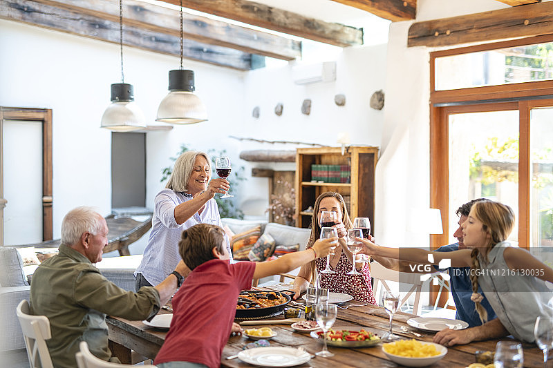 家庭成员在午餐时举杯庆祝图片素材