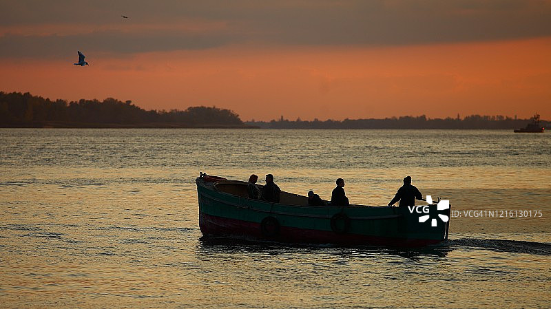日落时分的船图片素材