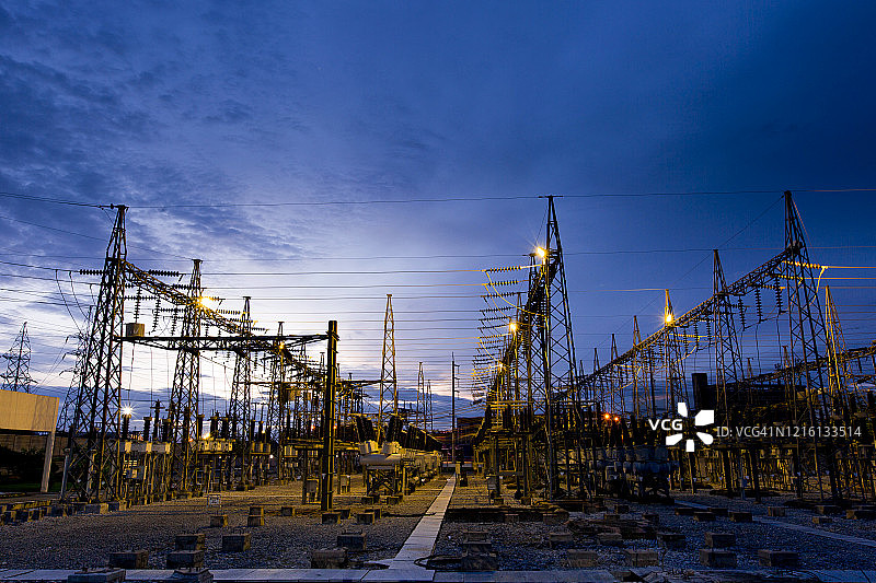 电力局站，发电厂，能源概念，发电厂夜景图片素材