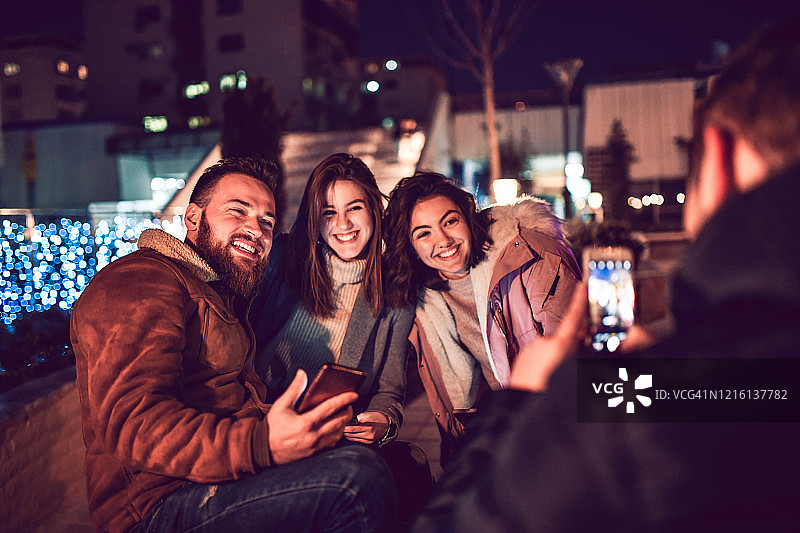 朋友们在冬季户外玩耍时合影图片素材