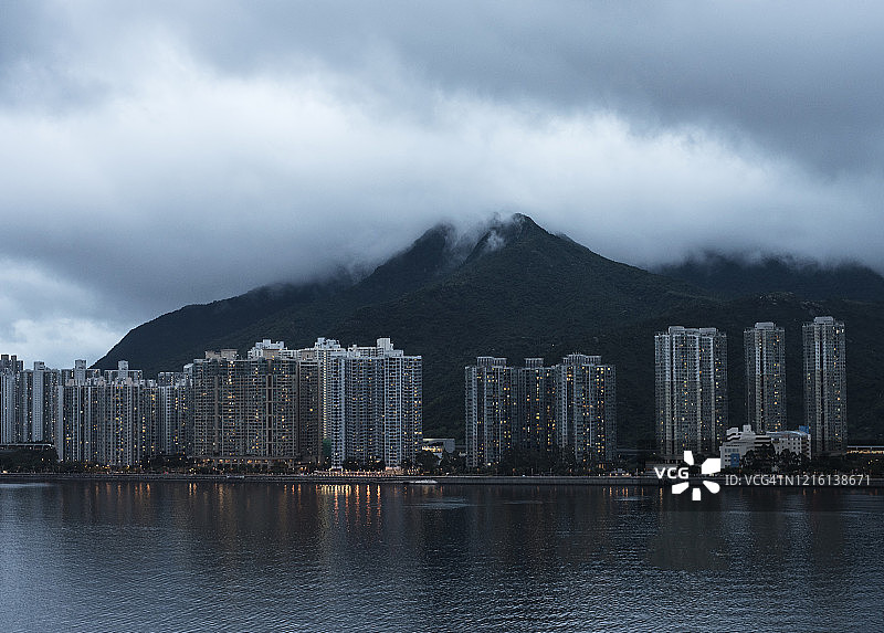 香港高层天际线，山峦与云彩图片素材