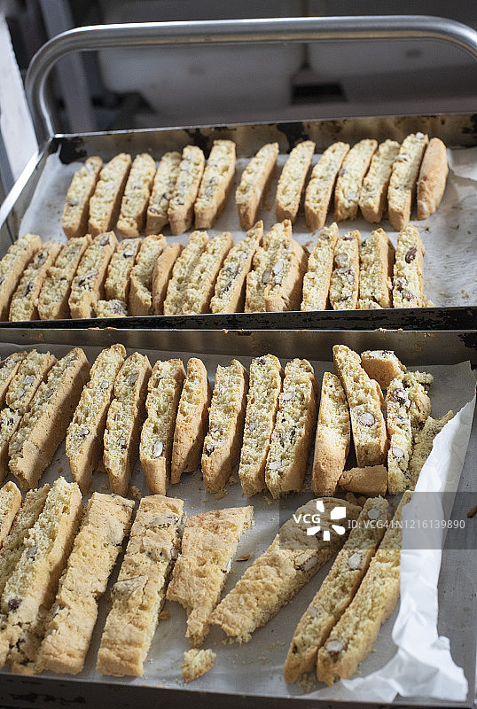 托盘里的新鲜意式脆饼图片素材