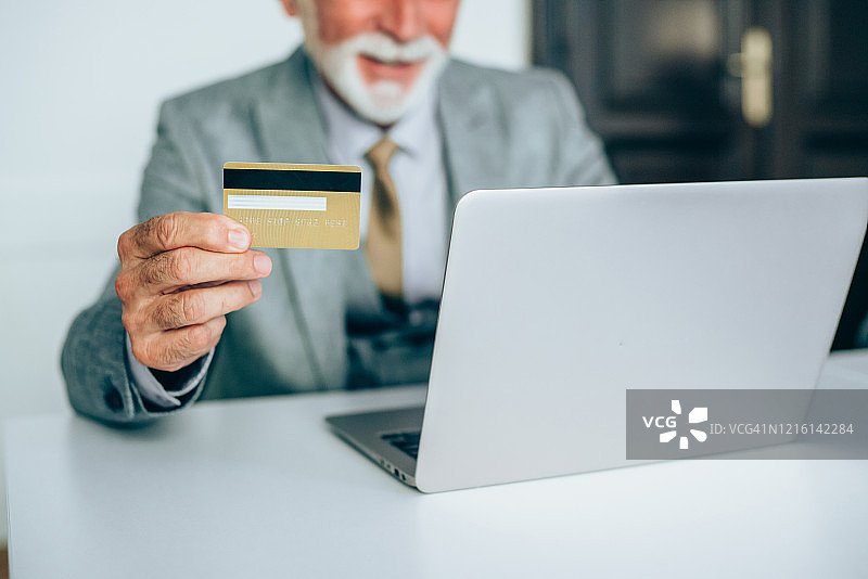 商人用信用卡在网上购物图片素材