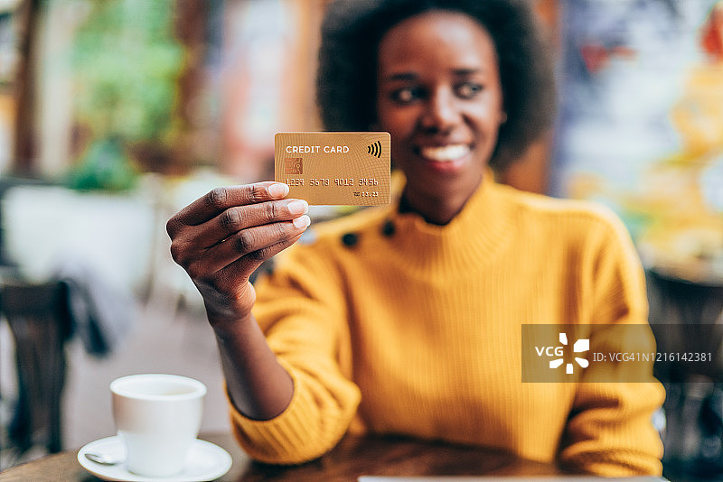 手持信用卡的女人图片素材